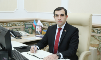 İsa Həbibbəyliyə çətir tutan şəxsin kimliyi BƏLLİ OLDU