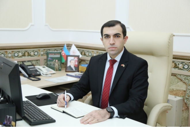 İsa Həbibbəyliyə çətir tutan şəxsin kimliyi BƏLLİ OLDU