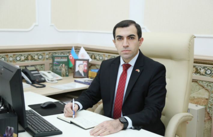 İsa Həbibbəyliyə çətir tutan şəxsin kimliyi BƏLLİ OLDU