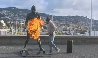 Ronaldonun heykəlini yandırdılar