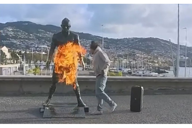 Ronaldonun heykəlini yandırdılar
