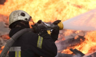 İkimərtəbəli ev yandı 