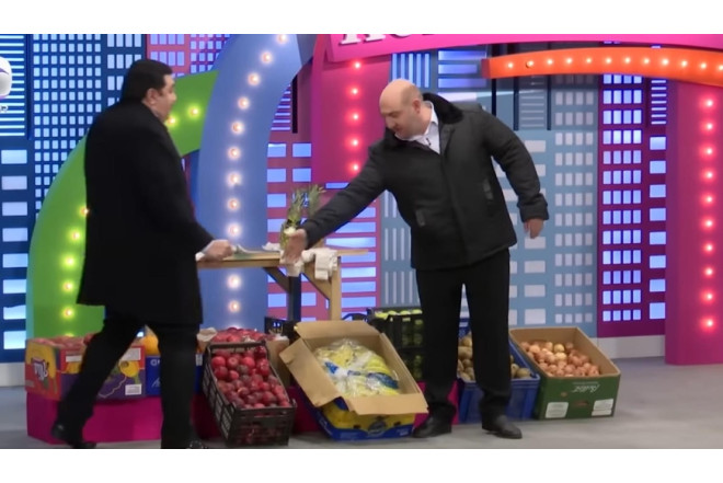 "Komedixana"da Sumqayıtda almaları müsadirə edən məmuru biabır etdilər - VİDEO