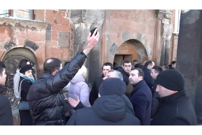 Tallində Ermənistanın baş naziri "Noldu Paşinyan" mahnısı ilə QARŞILANDI - VİDEO