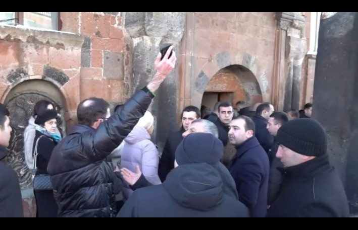 Tallində Ermənistanın baş naziri "Noldu Paşinyan" mahnısı ilə QARŞILANDI - VİDEO