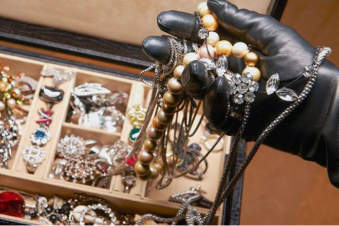 29 min manatlıq qızıl oğurlayan qadın saxlanılıb 