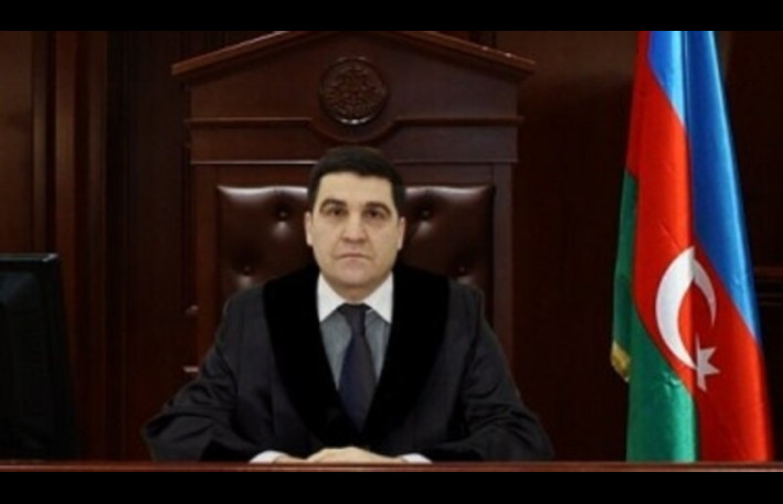 Bakıda məhkəmə sədrinin oğlu arvadını bıçaqlayıb özünü binadan atdı 