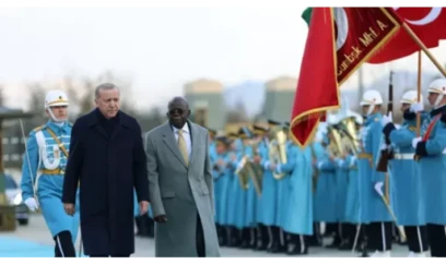 Nigeriya Prezidenti Türkiyədə yıxılıb- VİDEO