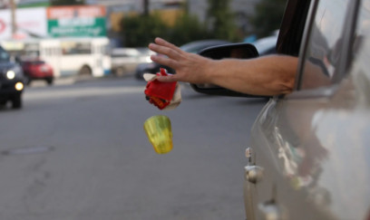 Avtomobildən küçəyə zibil atan sürücü həbs edildi