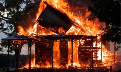 Kürdəmirdə ev yanaraq külə dönüb 