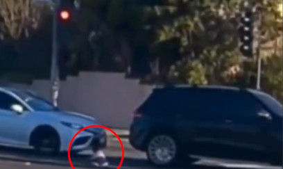 Hərəkətdə olan avtomobildən körpə yola düşdü 