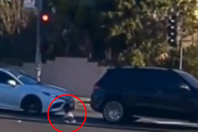 Hərəkətdə olan avtomobildən körpə yola düşdü 