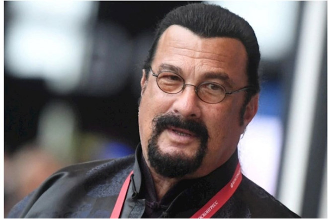 Stiven Siqal Moskvadakı malikanəsini satışa çıxarıb 