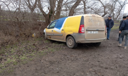 Cəlilabadda "Azərpoçt"un maşını ağaca çırpılıb 