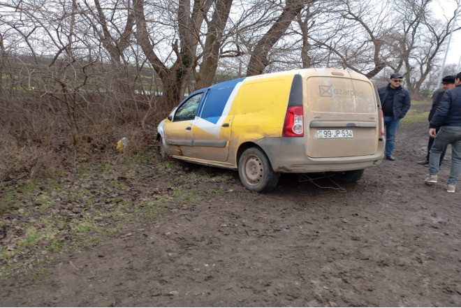 Cəlilabadda "Azərpoçt"un maşını ağaca çırpılıb 