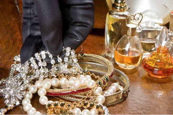 Mənzildən 38 min manatlıq qızıl oğurlanıb 