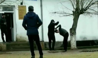 Məktəb direktoru şagirdi döyüb? - Video - AÇIQLAMA