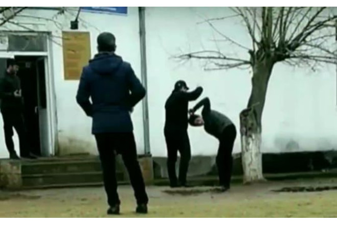 Məktəb direktoru şagirdi döyüb? - Video - AÇIQLAMA