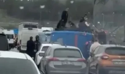 İstanbulda məhkumları daşıyan avtobus aşıb 