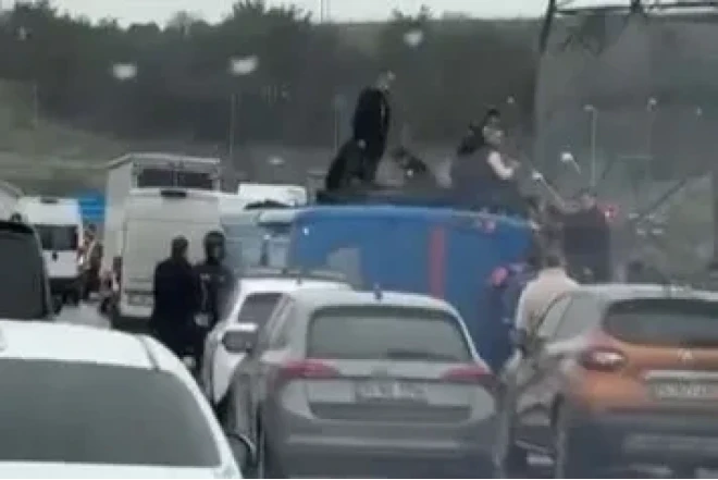 İstanbulda məhkumları daşıyan avtobus aşıb 