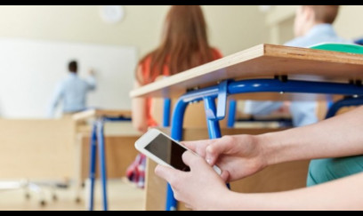 Məktəblərdə telefondan istifadə qadağan edilsin! 