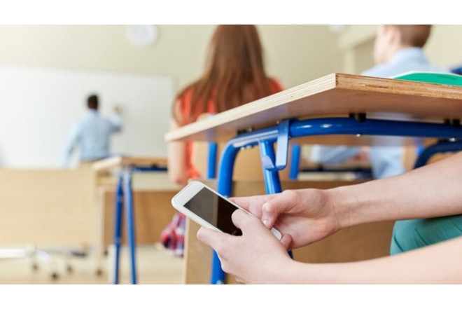 Məktəblərdə telefondan istifadə qadağan edilsin! 