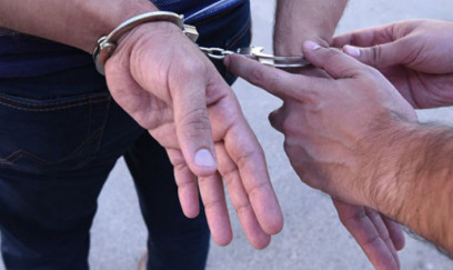 3700 manatlıq qızılı götürüb, maşınla qaçdı - Video