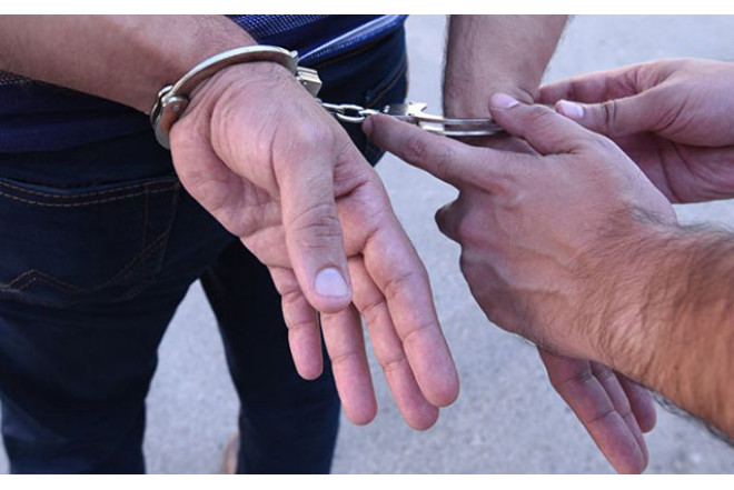 3700 manatlıq qızılı götürüb, maşınla qaçdı - Video