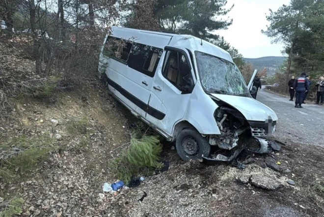 Türkiyədə əcnəbi tələbələri daşıyan mikroavtobus aşıb 