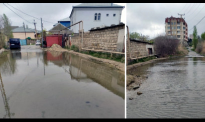 Sabunçuda küçələr su altında: İnsanlar boruların üstü ilə gedir - VİDEO