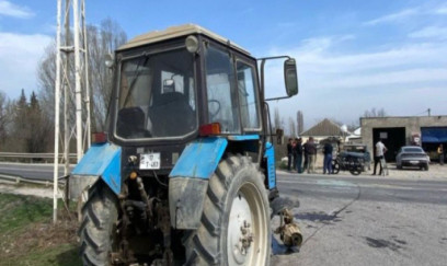 Sabirabadda avtomobil traktorla toqquşdu - Ağır yaralanan var
