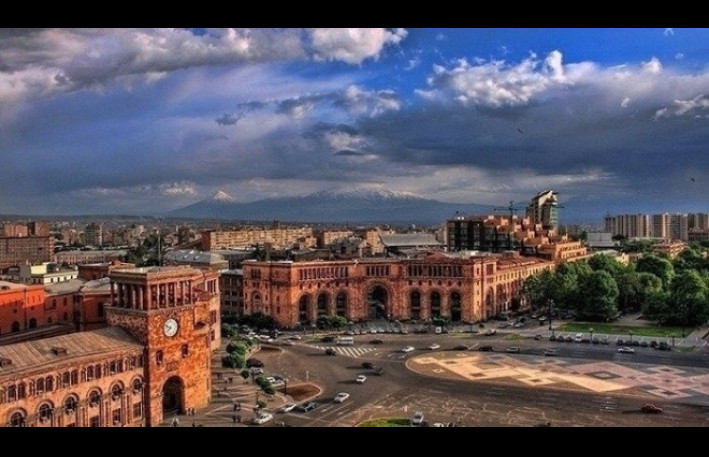 İrəvanda taksidə qalmaqal: azərbaycanlı sandığı sürücü türkmən çıxdı - VIDEO