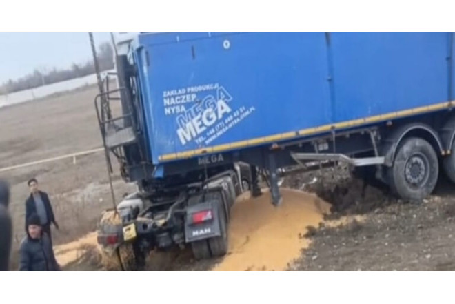 Ucarda yük maşını ilə minik maşını toqquşdu 