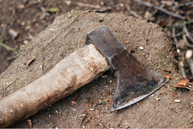 Əmisi tərəfindən baltalanan yeniyetmə xəstəxanada ölüb 