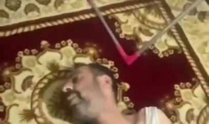 Oğul atasını döyüb videoya çəkdi, “qürur duyun” dedi 