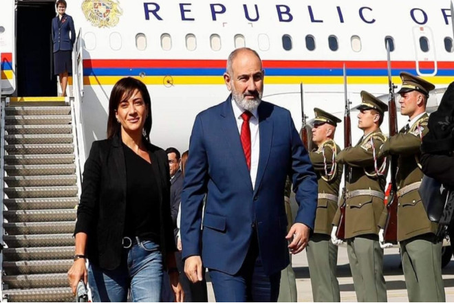 Nikol Paşinyan həyat yoldaşı ilə birlikdə BƏƏ-yə yollanıb 