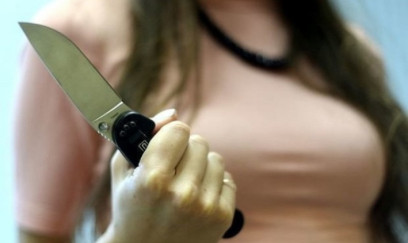 15 yaşlı qız anasına görə atasını ÖLDÜRDÜ