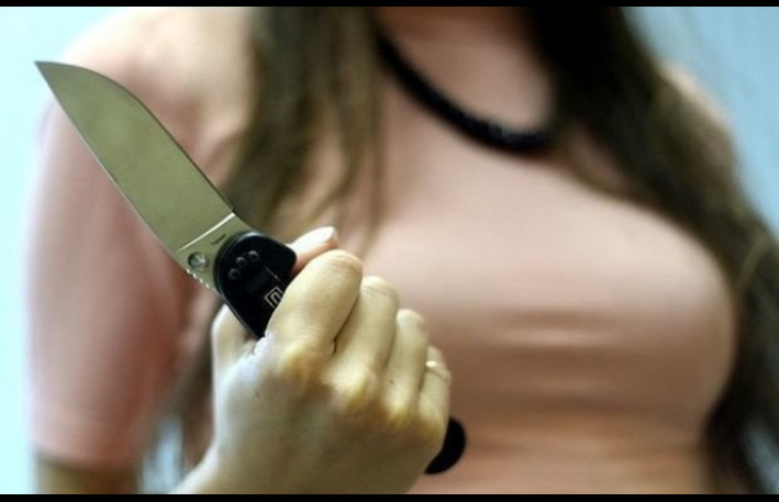 15 yaşlı qız anasına görə atasını ÖLDÜRDÜ