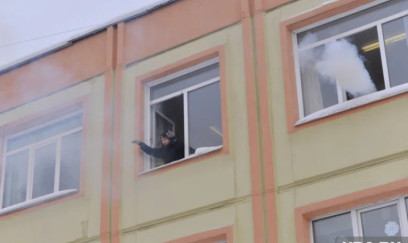 Rusiyada məktəbli qız şagirdlərə hücum etdi: Yaralılar var – FOTO/VİDEO