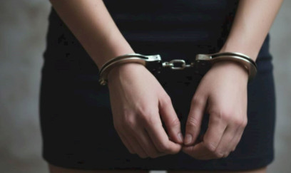 Bakıda qadın kafedə oğlanı döydü 