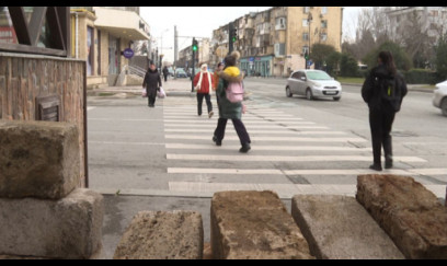 "Öz kardeşlər" Bakıda piyada keçidini zəbt etdi (VİDEO)