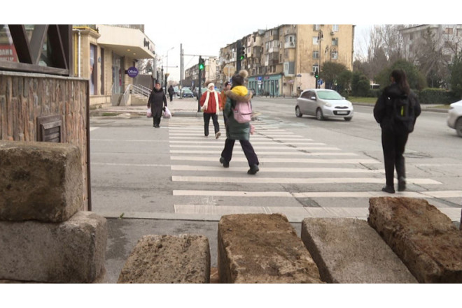"Öz kardeşlər" Bakıda piyada keçidini zəbt etdi (VİDEO)