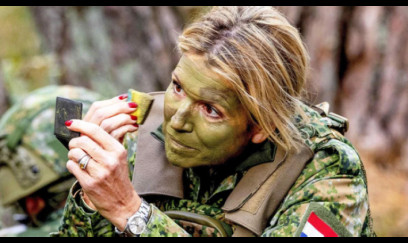 Kraliça orduya yazıldı, təlimlərə başladı (FOTO)