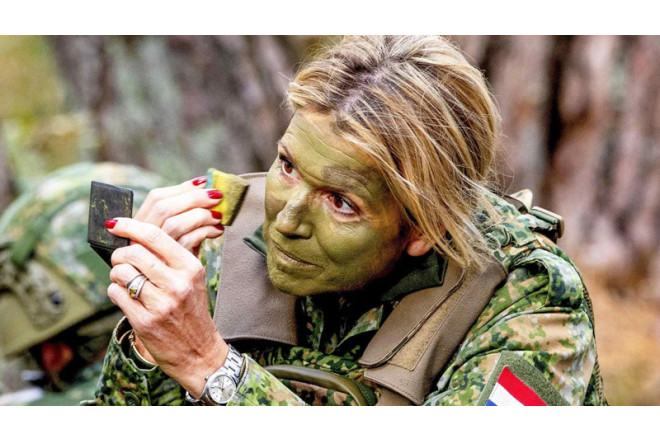 Kraliça orduya yazıldı, təlimlərə başladı (FOTO)