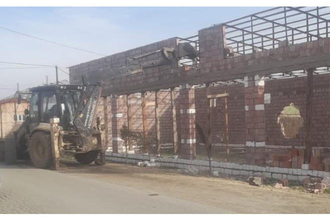 Füzulidə qanunsuz tikili söküldü - Video