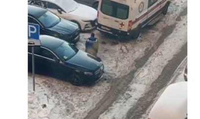 Təcili yardım sürücüsü küçədə namaz qıldı - VIDEO