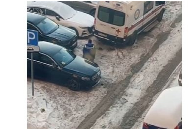 Təcili yardım sürücüsü küçədə namaz qıldı - VIDEO