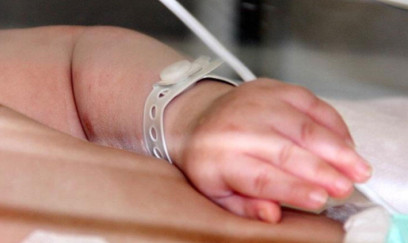 Yeni doğulmuş körpəsini küçə tualetinin quyusuna ATDI