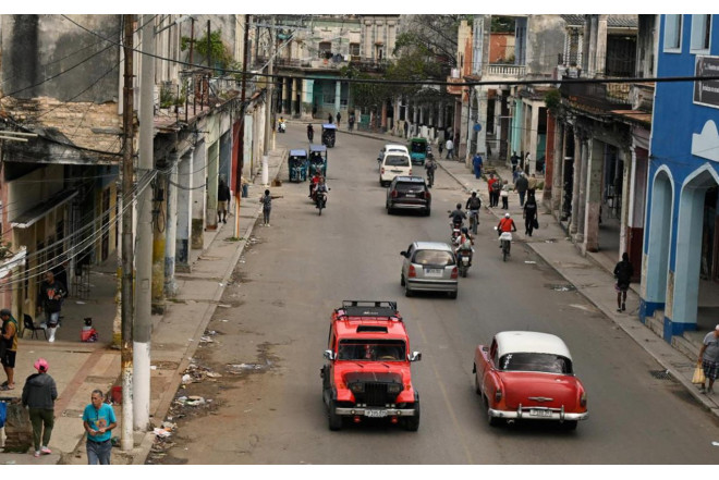 Bu ölkədə yanacaq böhranı - Hotellər, dövlət qurumları bağlanır