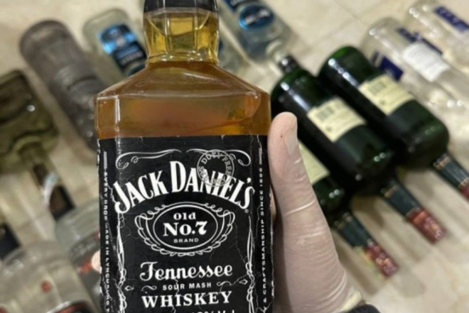 Məşhur restoranda saxta alkoqollu içkilər aşkarlandı - FOTOLAR